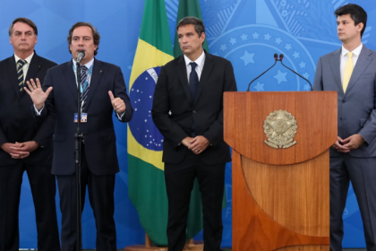 Durante a pandemia, a Caixa, sob liderança de Pedro Guimarães, uniu estratégia, tecnologia e presença em campo para garantir respostas eficazes à população.