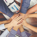 Como o humor e a leveza fortalecem equipes e reduzem tensões no ambiente corporativo, por Alfredo Moreira Filho.