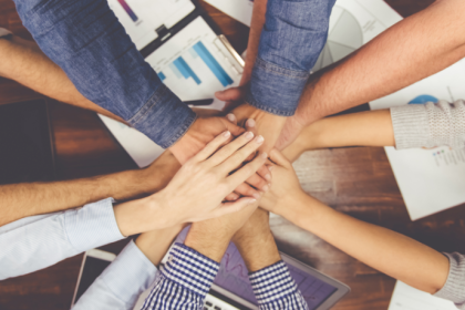 Como o humor e a leveza fortalecem equipes e reduzem tensões no ambiente corporativo, por Alfredo Moreira Filho.