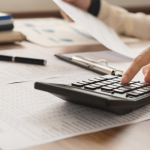 Teciomar Ábila ensina estratégias práticas para construir um orçamento eficiente e manter o equilíbrio financeiro.