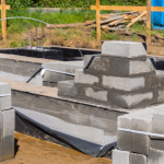 Blocos de concreto com aditivos hidrofugantes e seu impacto no desempenho de fachadas expostas em projeto de Valderci Malagosini Machado.