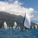 Veleiros em regata nas águas de Ilhabela durante uma competição náutica